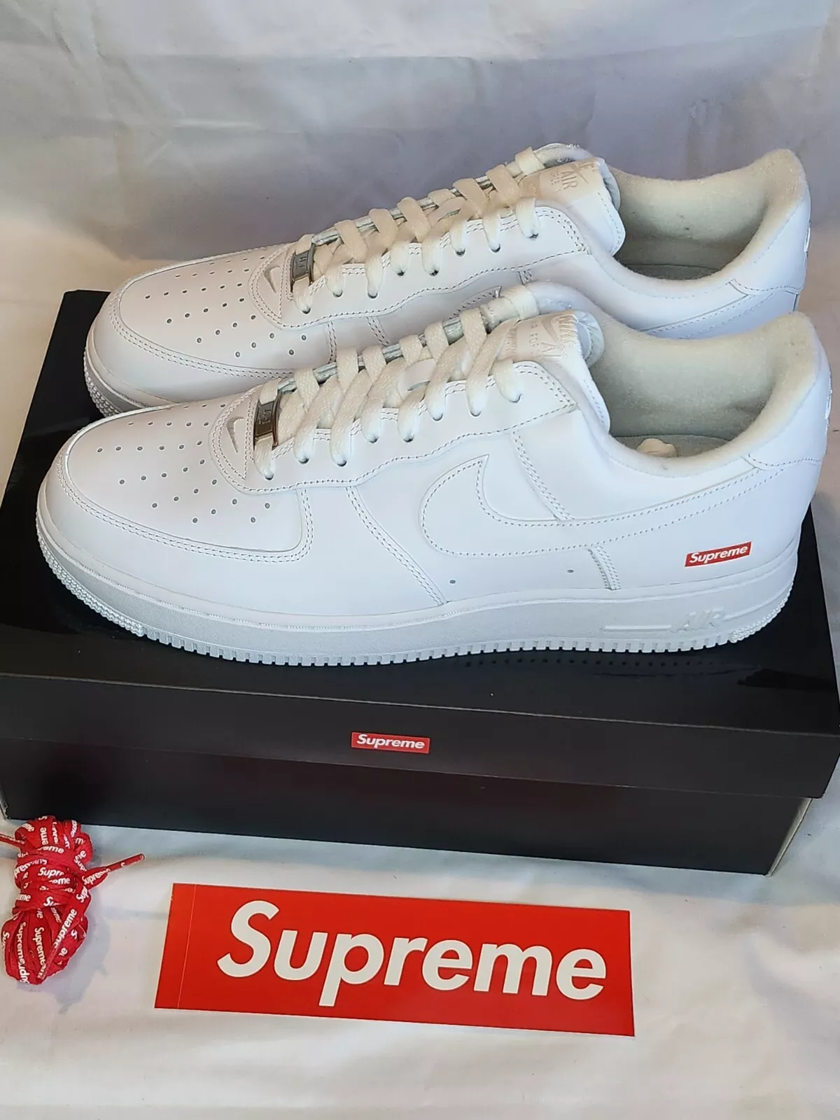 ✅️ Homme Taille 12   Nike Air Force 1 Low x Supreme BoX LoGo BLANC Tout neuf !!!