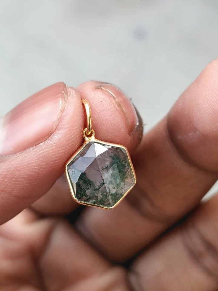 Colgante de piedra de nacimiento de oro amarillo de 18 quilates con dije de piedras preciosas de ágata musgo natural Foto 2 de 4