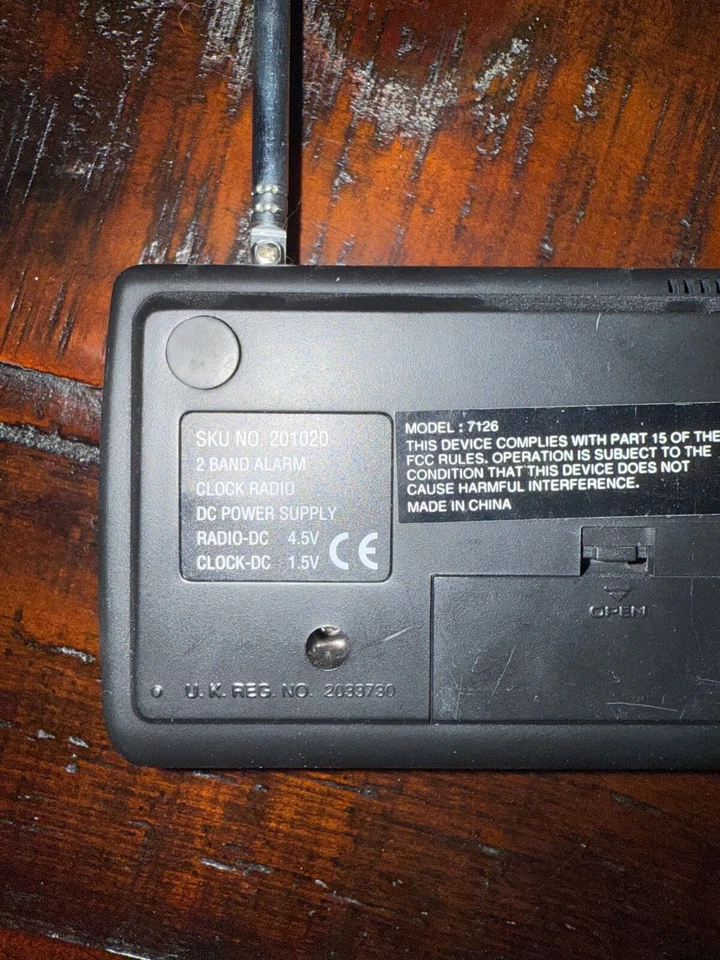 BROOKSTONE ALARM AM/FM radio bands and a digital LCD display Retro 7126/7126 EL - Image 3 of 4