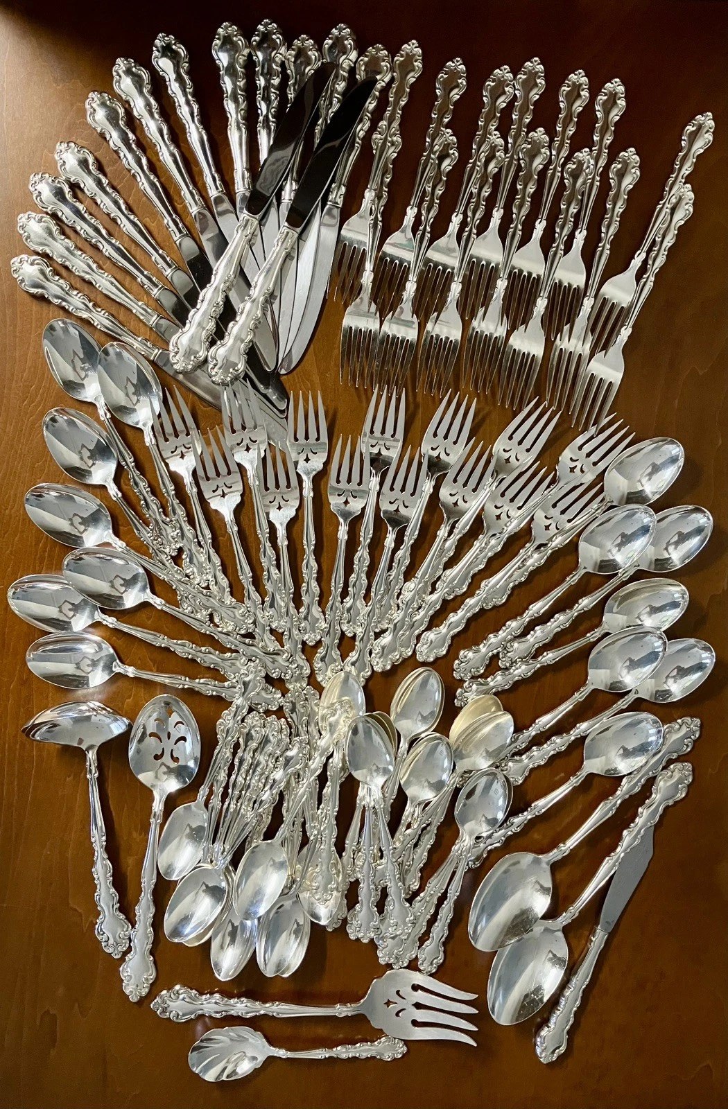 Community Modern Baroque Silverplate Flatware for 14 & Serving PCs. 91 Pieces
Opens in a new window
