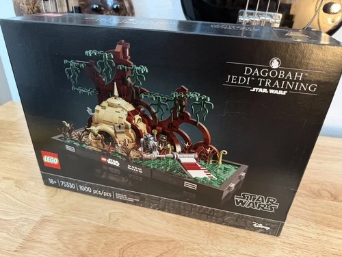 LEGO STAR WARS: Dagobah Jedi Training Diorama (75330) NEW Luke Skywalker Yoda