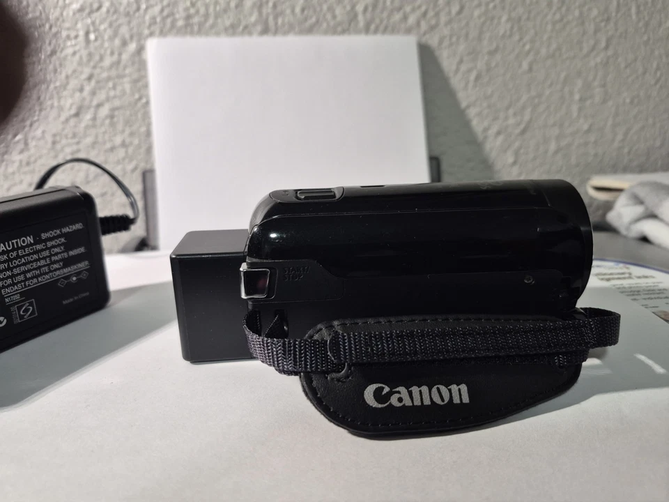 Canon VIXIA HF R700 Full HD Camcorder Black Tested Works Great  W/Charger - Image 3 of 4