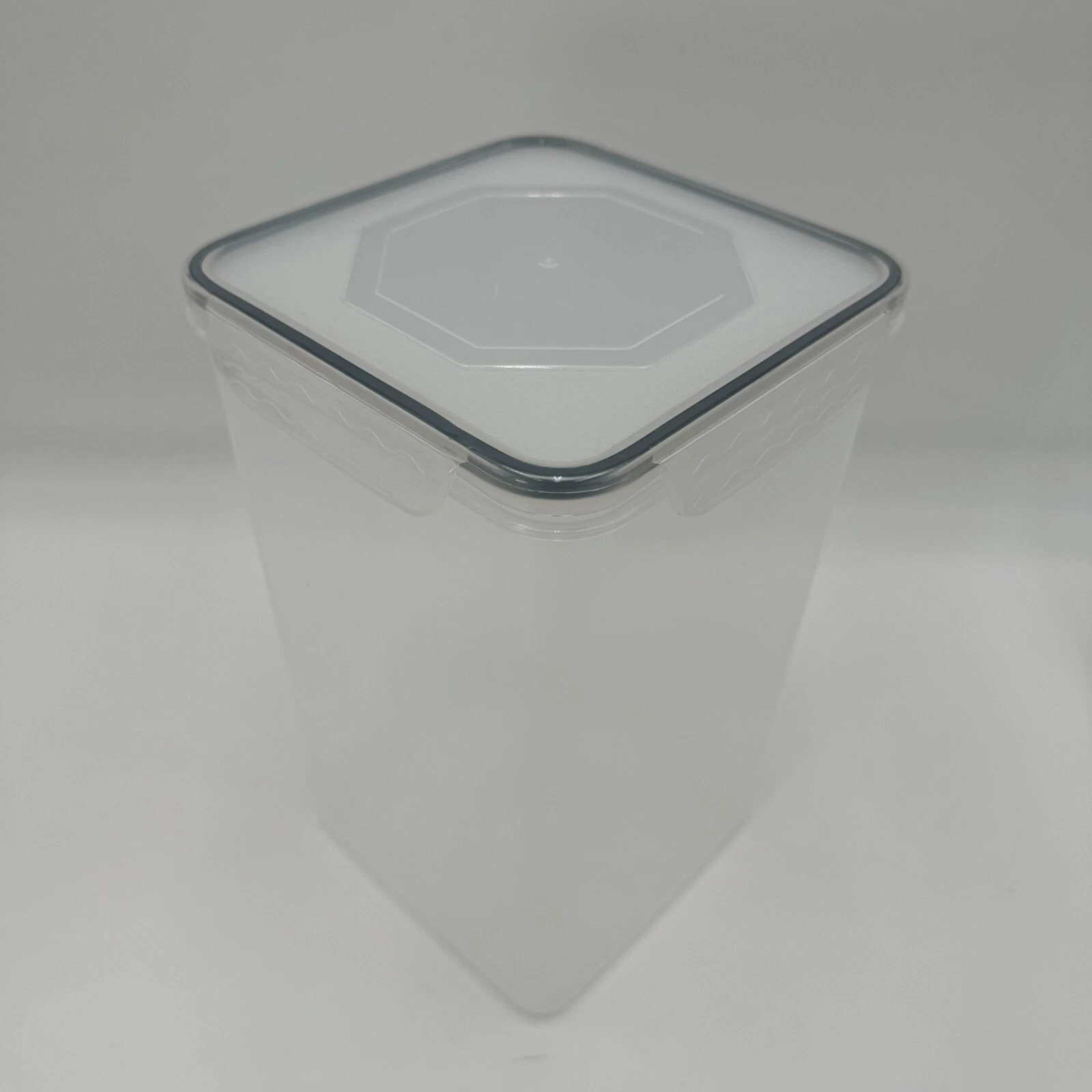 MCIRCO Set of 4 Airtight Food Storage Containers With Side Locking Lids