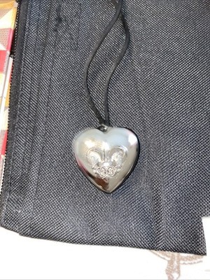 Avon Outspoken Fergie Solid Perfume Fleur De Lis Heart Pendant Cord 30  Necklace
