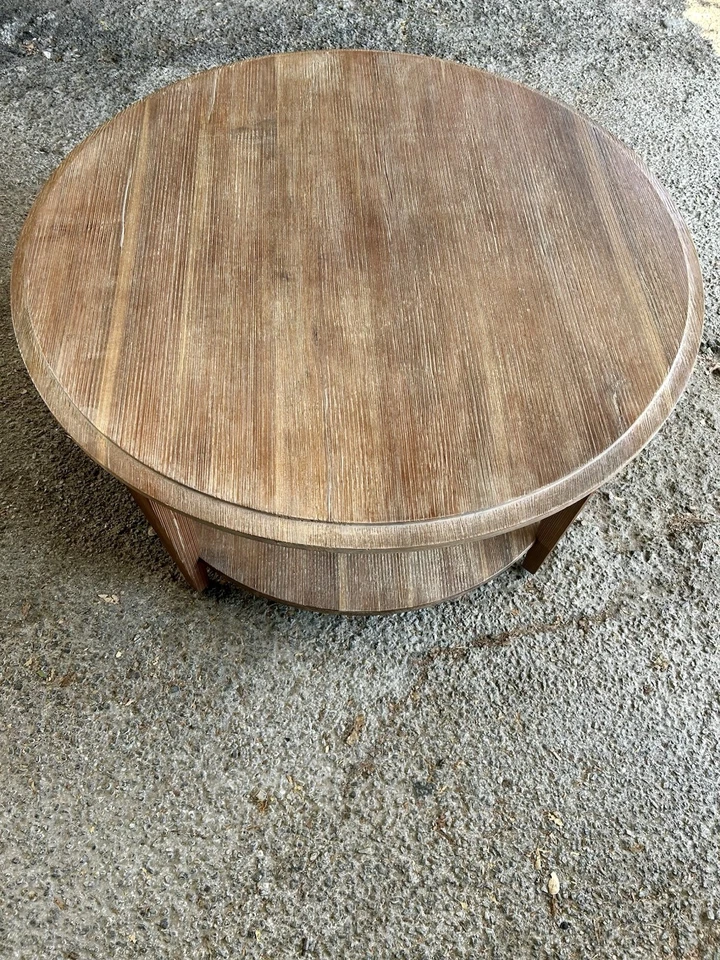 Mesa de cóctel redonda Bassett Premier de madera con estante inferior Foto 3 de 4