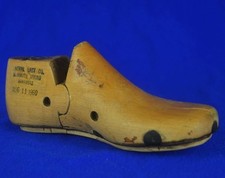 VINTAGE 1960 WOODEN CENTRAL LAST CO. COBBLERS SHOEMAKERS FOOT FORM MOLD SIZE 6EE