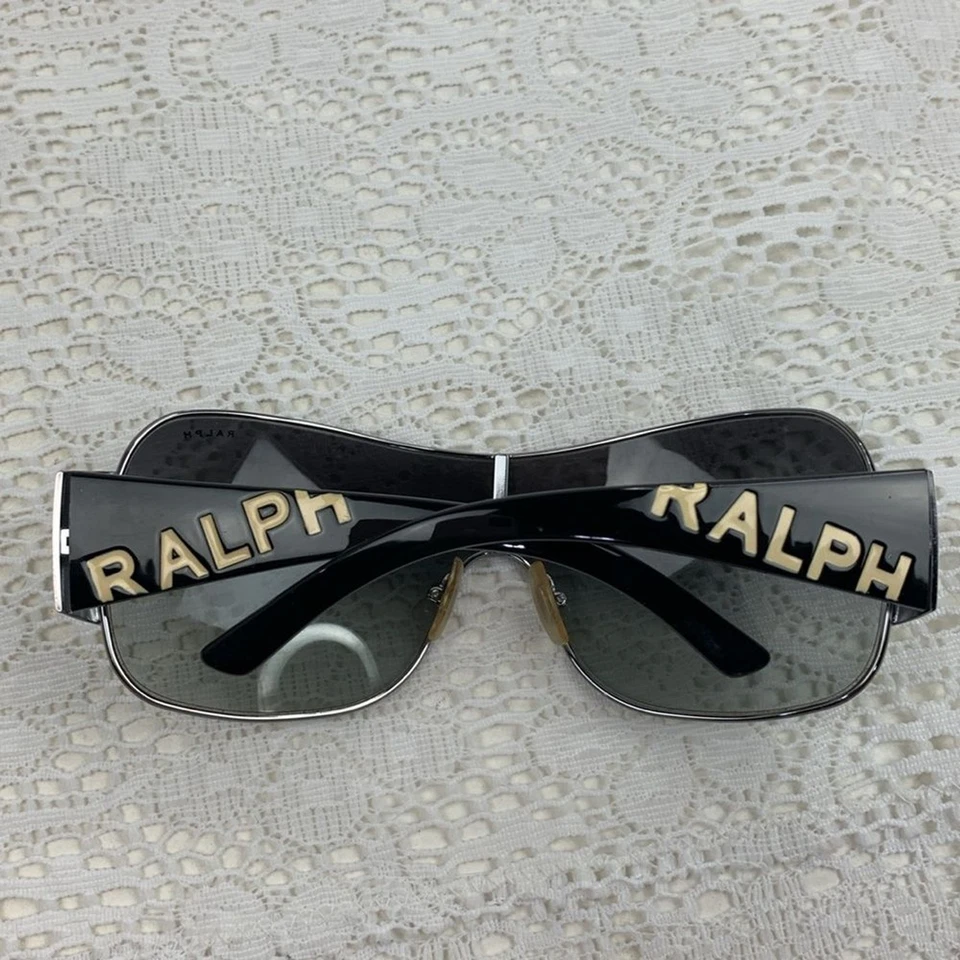 Gafas de sol Ralph Lauren oscuras con ribete plateado logotipo de diseñador almohadillas para la nariz estampadas Foto 2 de 4