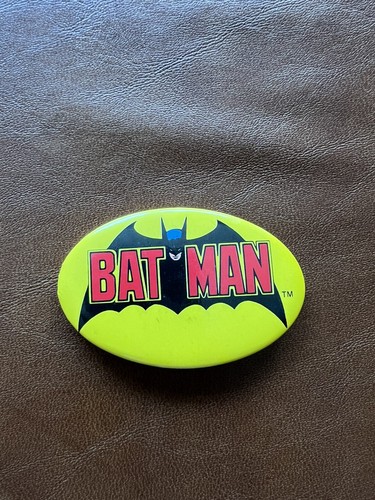 VINTAGE BATMAN Button Pin Yellow 1982 DC Comics 3