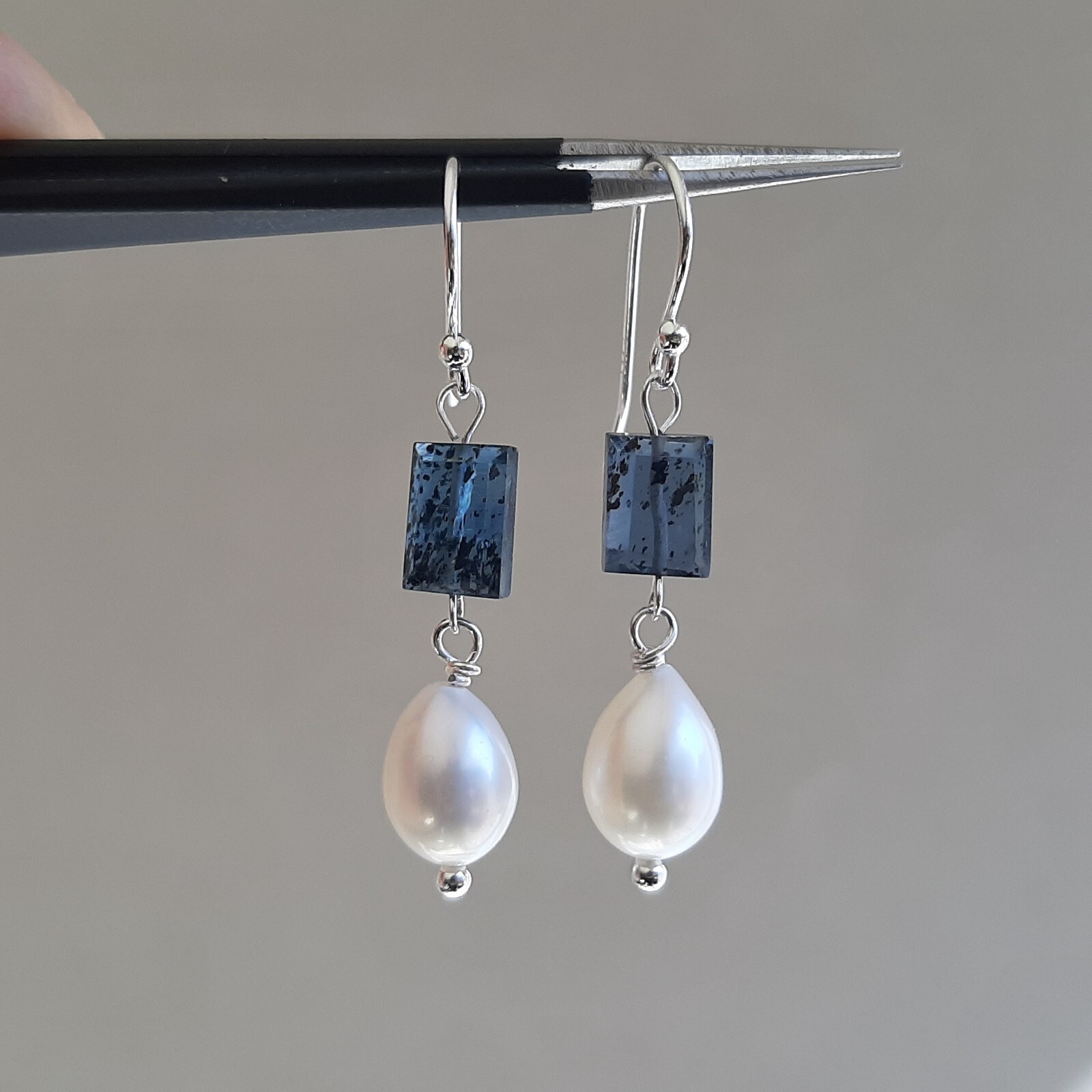 Boucles d'oreilles dormeuses argent 925 et cyanites, le cadeau parfait