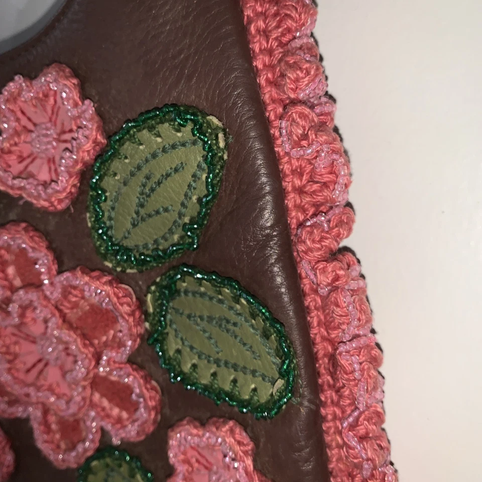 Bolso de hombro Isabella Fiore de cuero borgoña con apliques de flores rosadas Foto 4 de 4