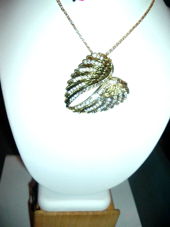 COLLAR DOBLE ALAS ÁNGEL CRISTAL PAVÉ DORADO + BLANCO Betsey Johnson + broche nuevo con etiquetas Foto 4 de 4