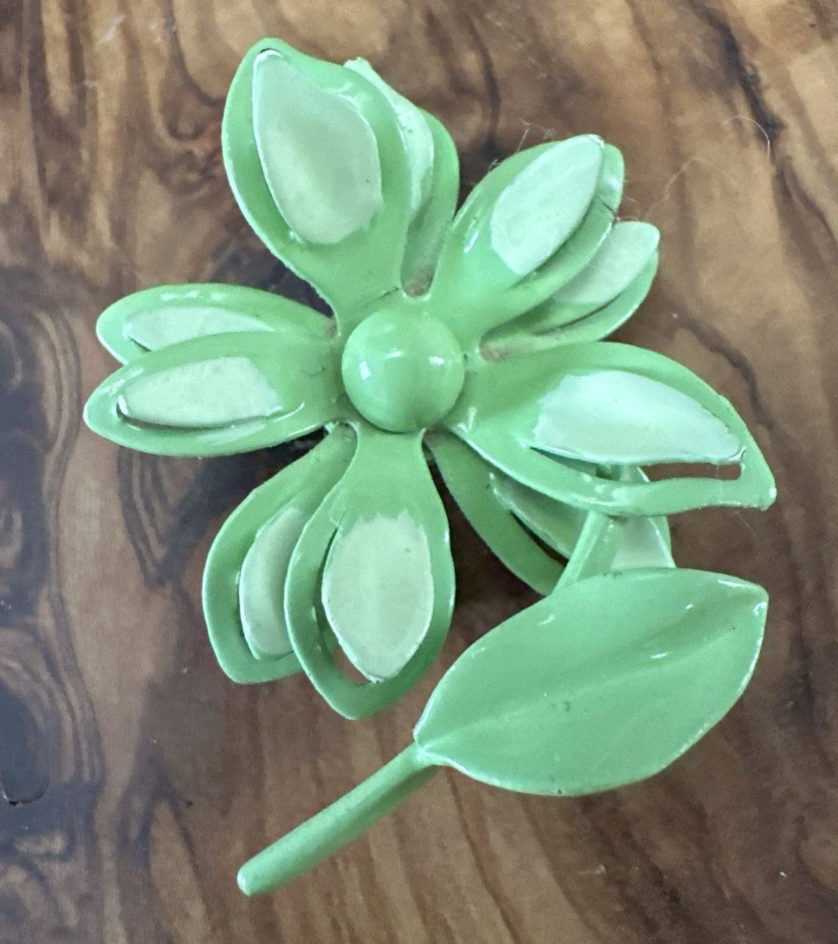Vintage 60s Green Enamel Flower Brooch – Retro Mod Power Daisy Pin