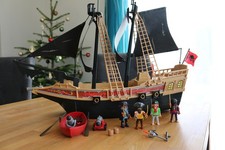 PLAYMOBIL Gro&szlig;es Piratenschiff (6678) mit Piratenboot (70493) *sehr gut*