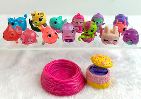 Hatchimals & Accessory Lot Of 60 Colleggtibles Mixed Figures Various Seasons  T2