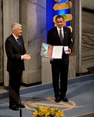 PRESIDENT BARACK OBAMA RECEIVES NOBEL PEACE PRIZE IN 2009 - 8X10 PHOTO ...