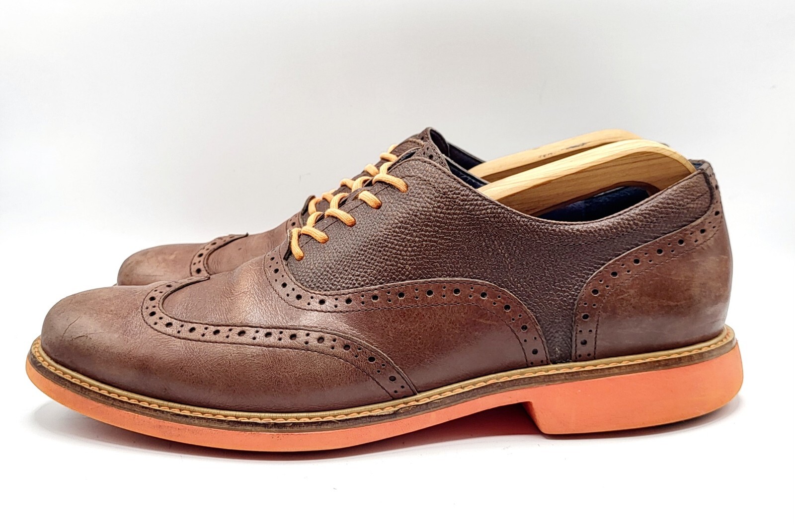 SAOLA Scarpe Oxford Cole Haan Great Jones marroni in pelle a punta di ala da uomo suola arancione 9 5 m