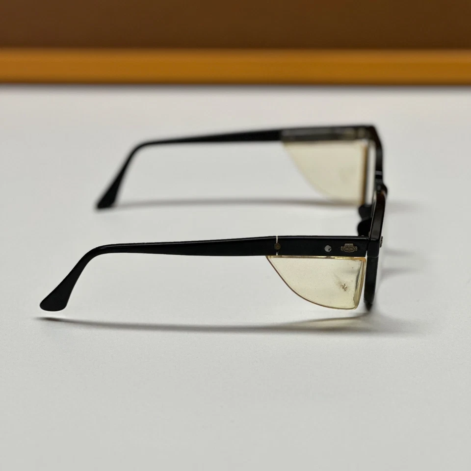 Gafas de seguridad Titmus vintage de plástico negro con protectores laterales Foto 2 de 4