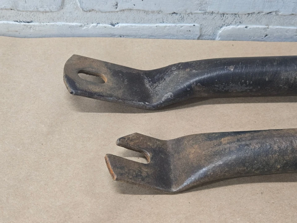 Par de soportes de bandeja de batería de fábrica Jeep CJ 1976-86 -- CJ5 CJ7 CJ8 Foto 2 de 4