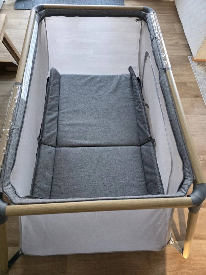 Tutti Bambini CoZee Go 3 in 1 Bassinet Travel cot and Playpen Oak & Charcoal 0m+ - Image 4 of 4