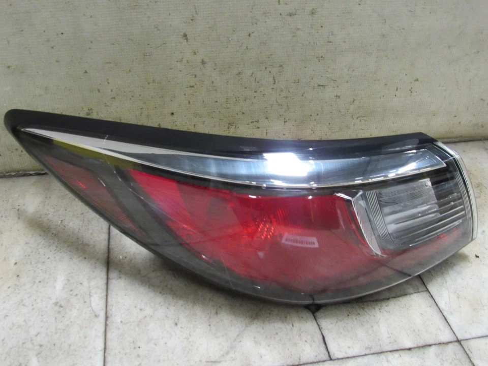 LUZ TRASERA 2019 TOYOTA YARIS Rh cuarto de equipo original montado en panel Foto 3 de 4