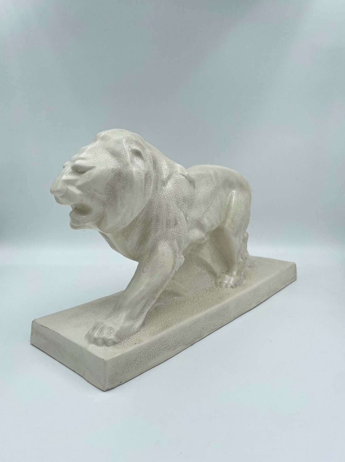 Lion en céramique craquelée art déco statue animalière beige de collection