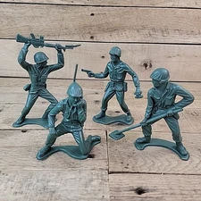 X4 VTG 1970s  Tim Mee Toys Large Toy Soldiers Green Army Men