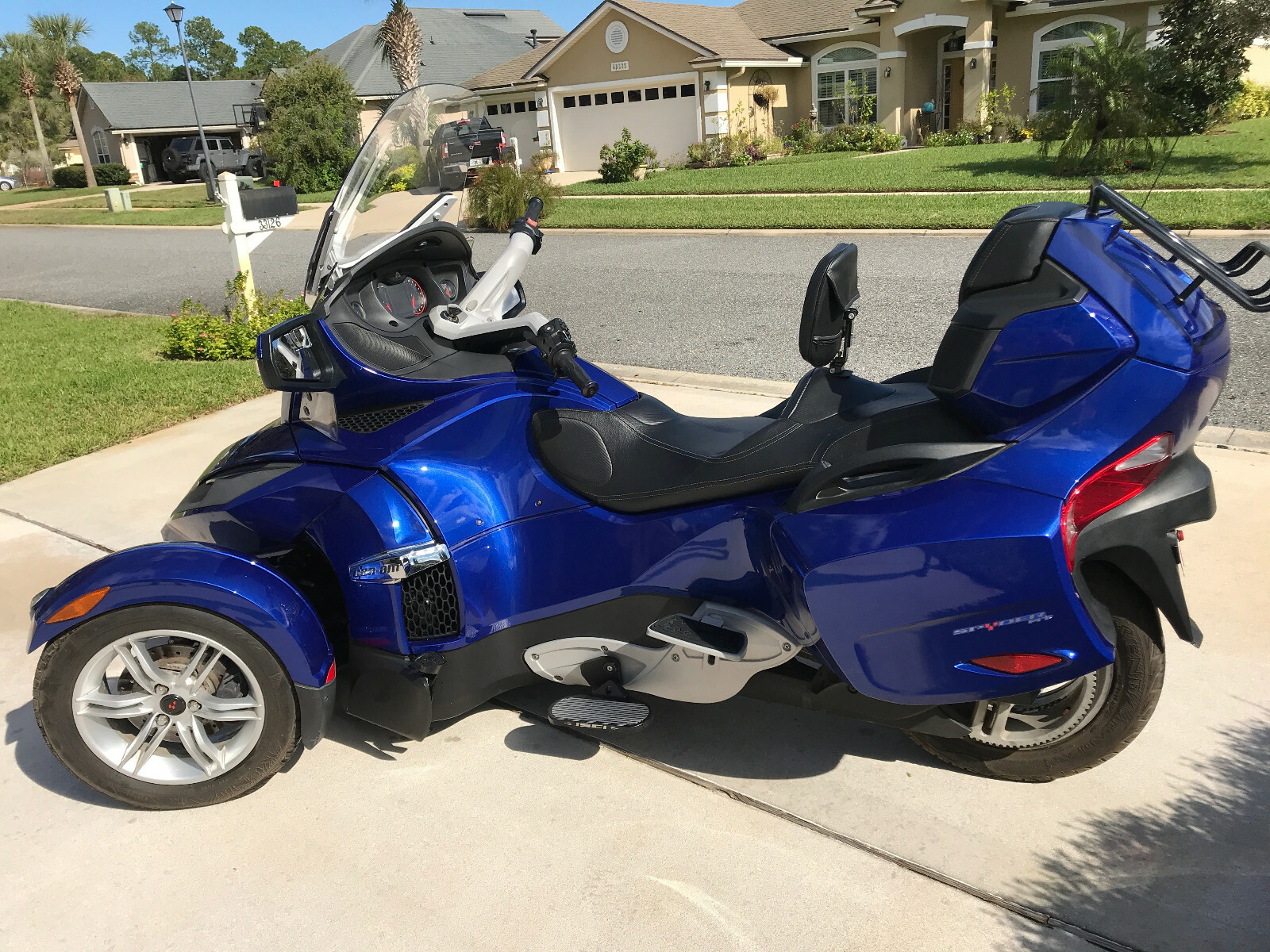 2012 Can-Am Spyder RT  2012 Can-Am Sypder RT - Blue