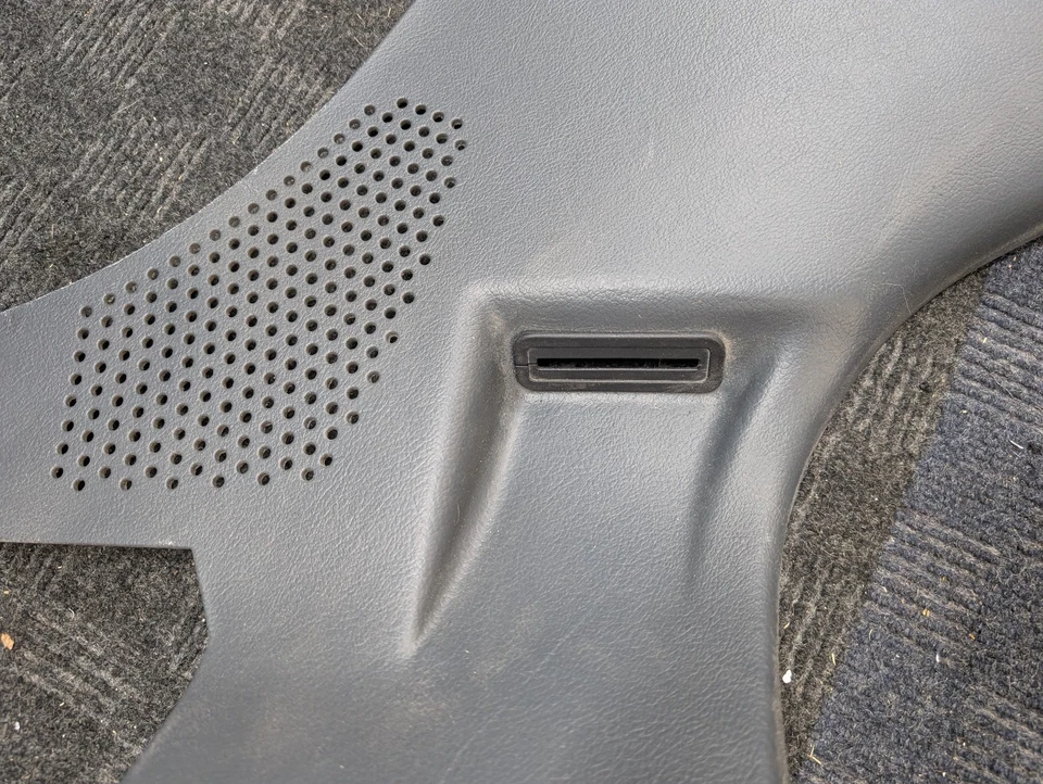 Panel de altavoz/trasero derecho gris DeLorean Foto 3 de 4