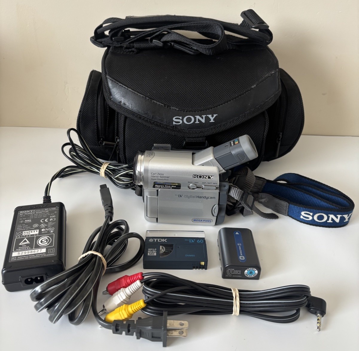 SONY ハンディカム　DCR-TRV33 Amazon.com : Sony Handycam DCR-TRV33 MiniDV Camcorder with