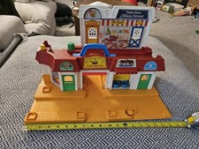 Vintage Fisher Price Main Street 1986 Little People Family Play Set 2500
