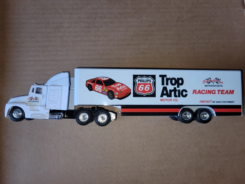 Racing Champions 1:64 NASCAR Team Transporter Cale Yarborough Trop Artic #66 Foto 2 de 3