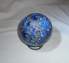 ANCIENNE SPHÈRE BOULE CERAMIQUE OU FAÏENCE ÉMAILLÉ PEUT ËTRE LONGWY FLEUR d.20cm