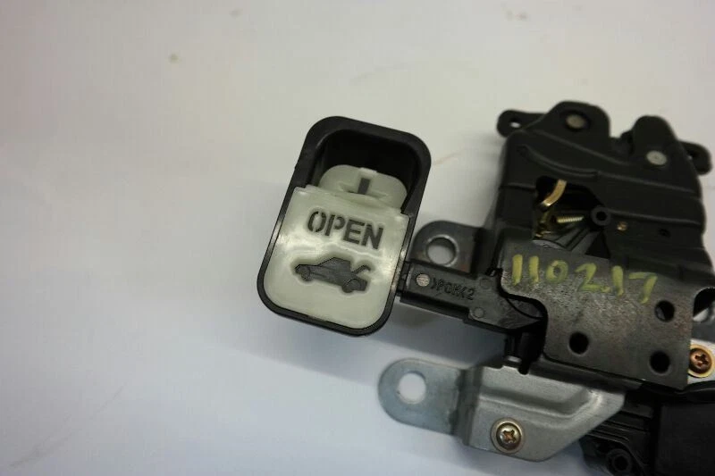 Actuador de cierre de maletero Mazda RX8 2004 Foto 4 de 4