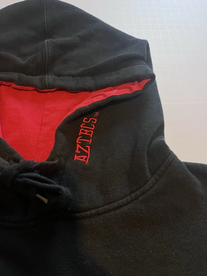 Sudadera con capucha bordada de la Universidad Estatal de San Diego Foto 3 de 4