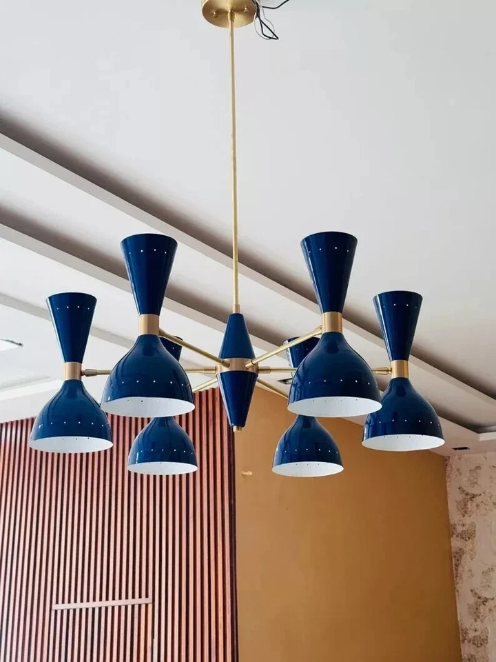 Lámpara de araña de latón hecha a mano de mediados de siglo azul techo salón industrial italiano y Foto 3 de 4