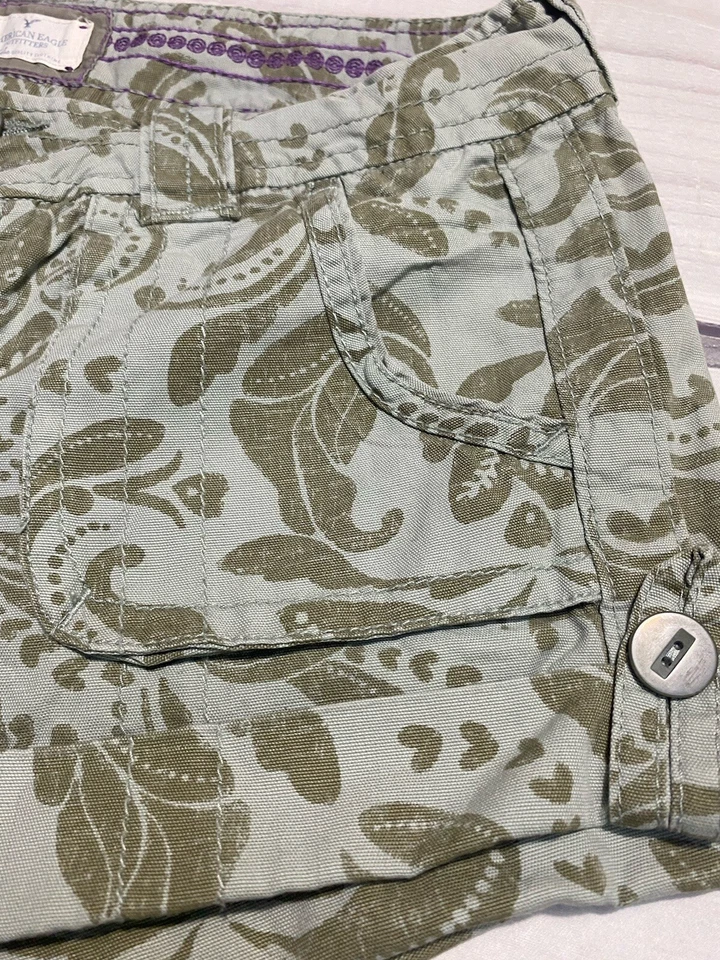 American Eagle Women's Size 6 Shorts Olive Green 3” Inseam Rolled Cuffed Paisley - Image 2 of 4