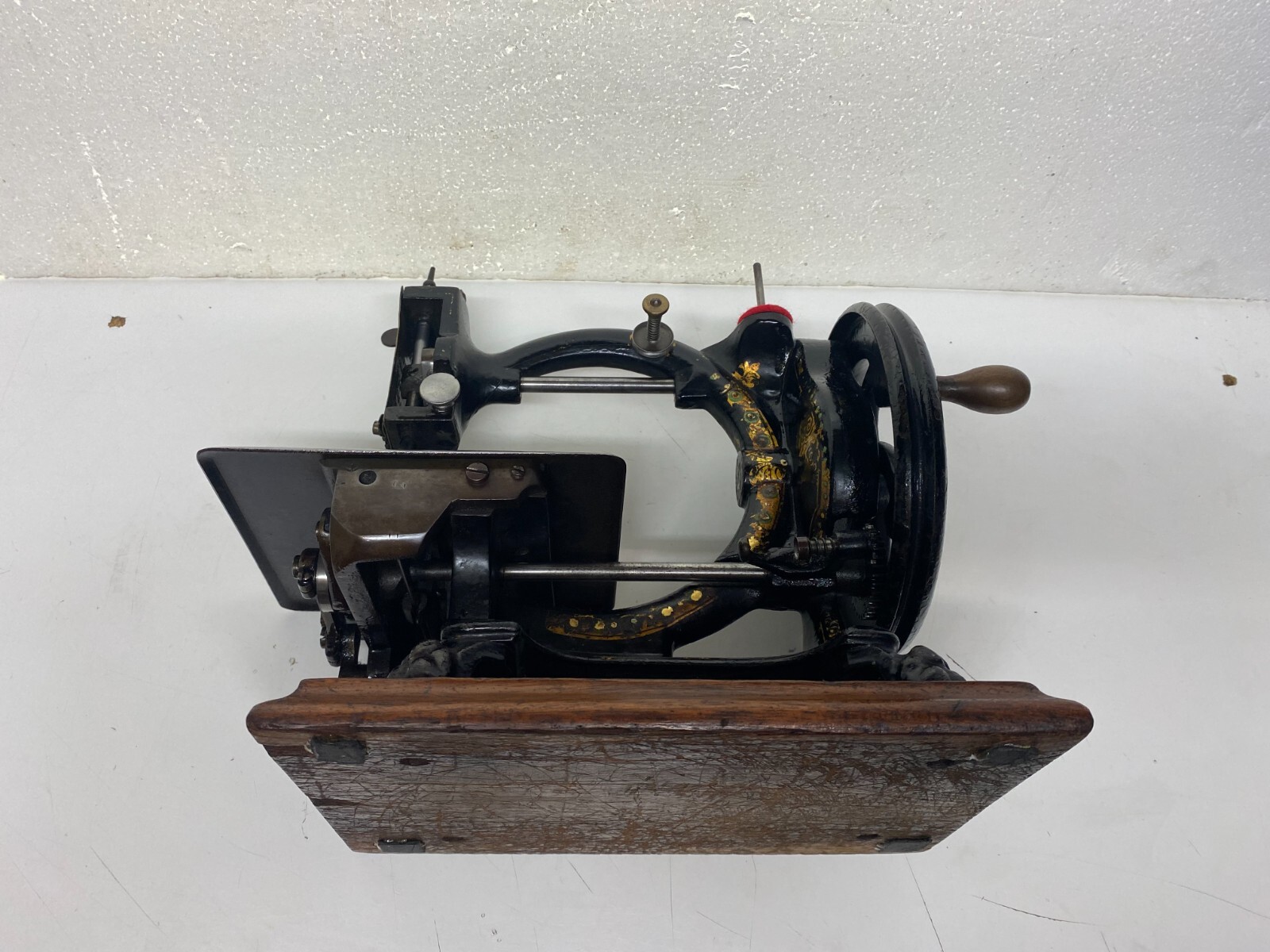 ANTIQUE MONARCH CAST IRON HAND CRANK SEWING MACHINE. MADE IN ENGLAND
