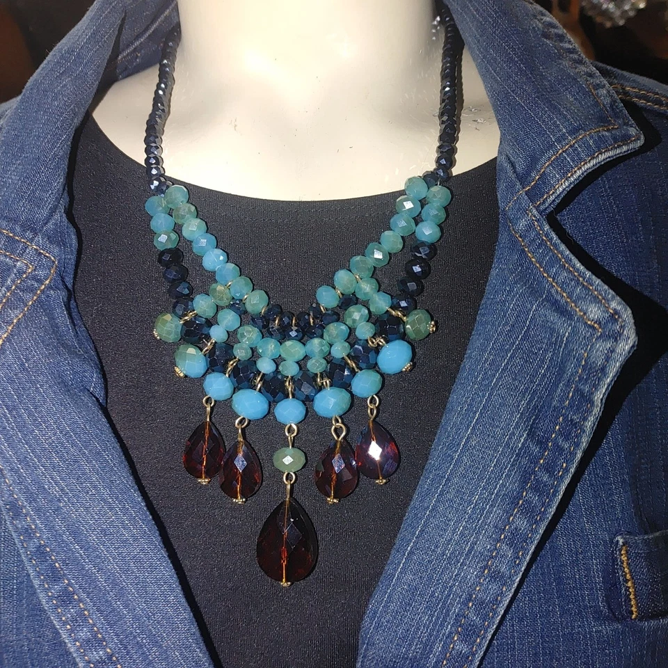 Collar Multicapa Cuentas Aqua Ámbar Vidrio Gotas Tono Dorado Cierre Declaración