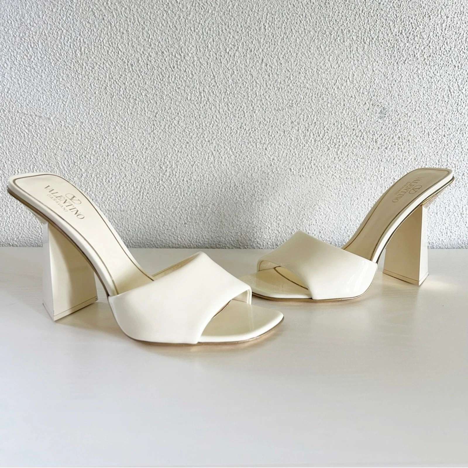 Tacchi Valentino Garavani One Stud Hyper in vernice bianca taglia EU 39