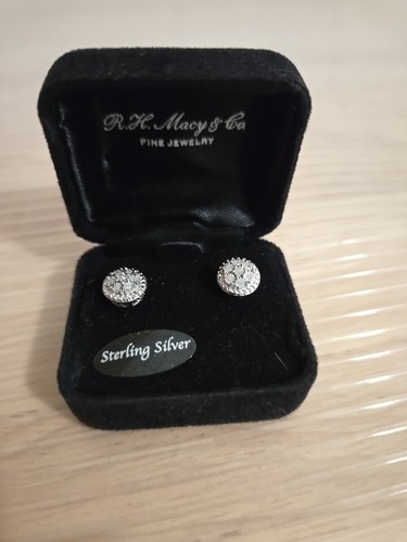 NIB Macy’s Bridge Diamond Cluster Stud Earrings 1/10 CTTW NWT'S - Picture 8 of 11