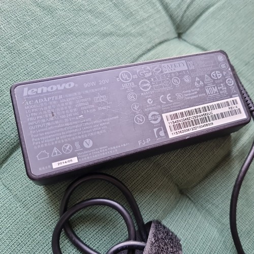 ORIGINAL LENOVO LAPTOP LADEGERÄTE 20V-4,5A, 90W RECHTECKIGE SPITZE MIT NETZKABEL
