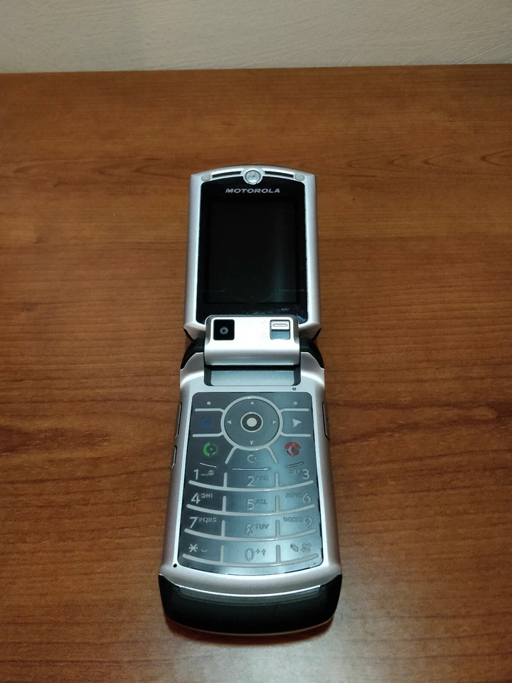 MOTOROLA V3x BLACK 2 MEGAPIXEL 2.2" BLUETOOTH CELLULARE VINTAGE PER AMATORI - Immagine 3 di 4