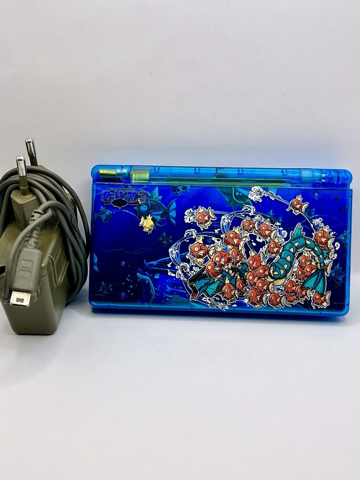Nintendo DS Lite Gyarados console portable retro de voyage pour sessions gaming en plein air