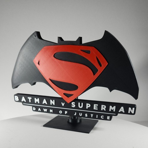 Batman v Superman L'alba della giustizia | Logo stampato in 3D | | Espositore autoportante - Foto 3 di 6
