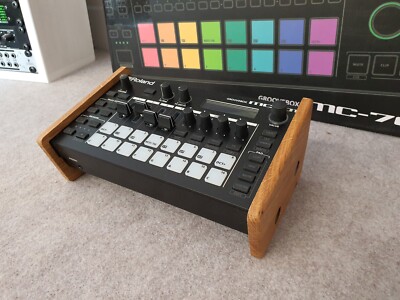 Roland MC101 und TR6S Ständer aus massiver Eiche aus Synthesizern und Holz