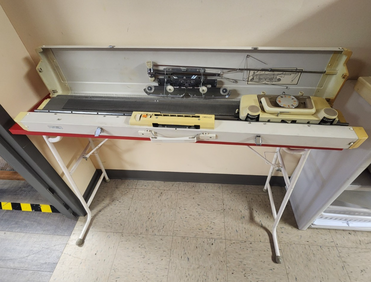 Studio SK329 Knitting Machine - 4.5mm Thread - Great condition | eBay