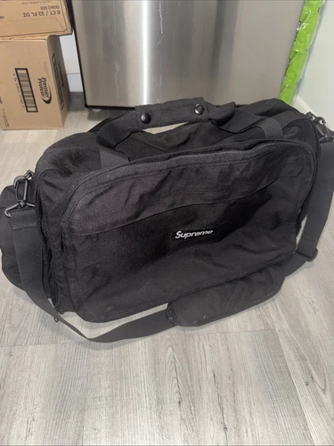 Sac de voyage Supreme New York en toile noire avec poches zippées intérieures et extérieures