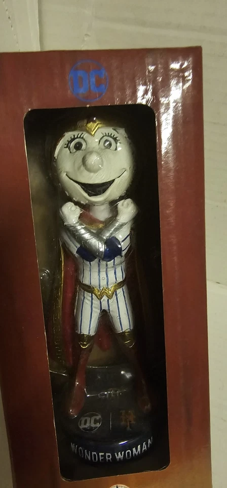 Bobblehead Mrs Met as Wonder Woman - NUEVO - Sorteo Estadio 2021 Foto 2 de 4