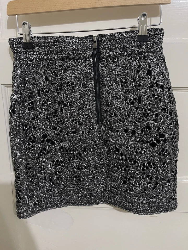 Falda Maje Gruesa Bordada Como Material Talla 36 Foto 3 de 4