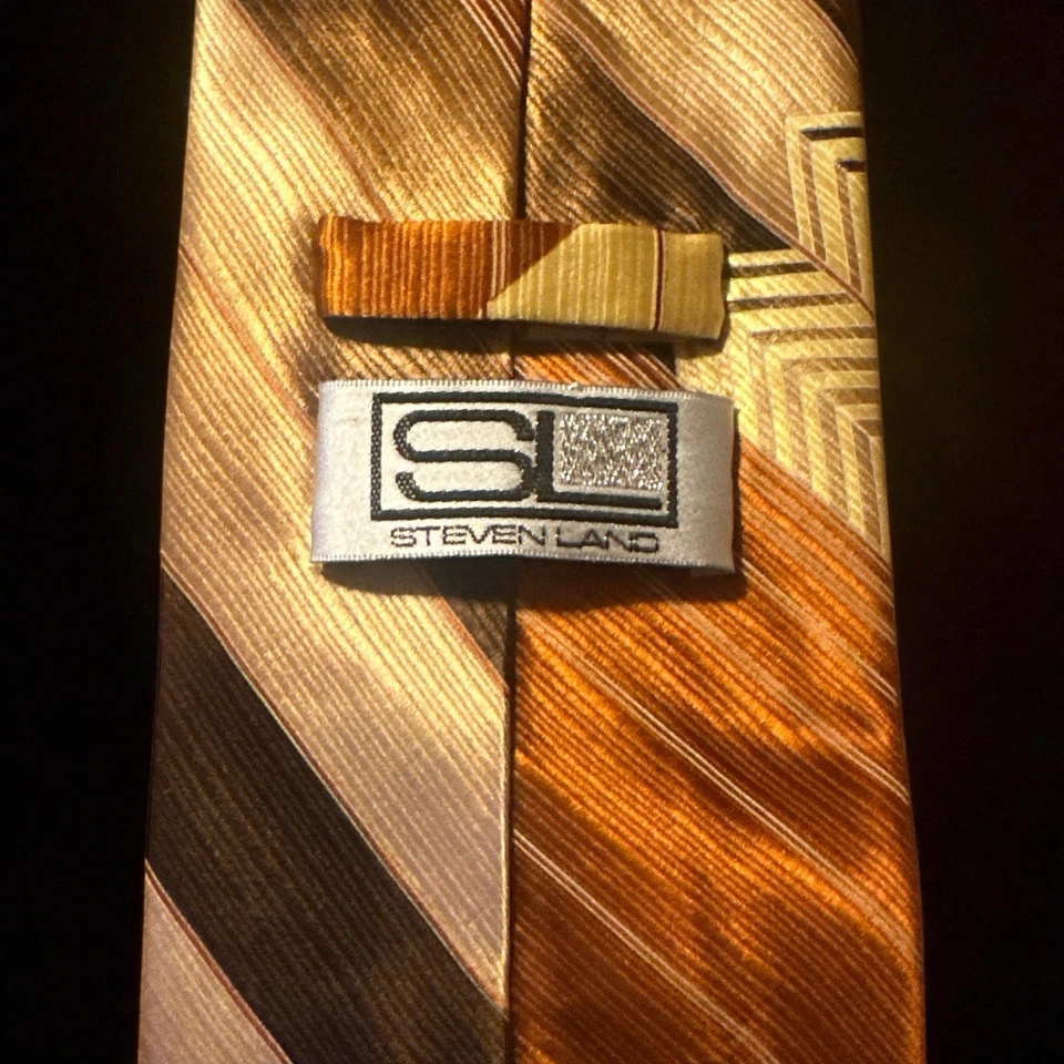 Corbata de seda de lujo Steven Land geométrica marrón dorado patrón 59x4 ropa de hombre de alta gama  Foto 4 de 4
